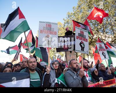 Des marcheurs pro-palestiniens à Londres, au Royaume-Uni, lors de la manifestation de la campagne de solidarité de Palestine, défilent pour protester contre le confession Israël Palestine sur la bande de Gaza Banque D'Images