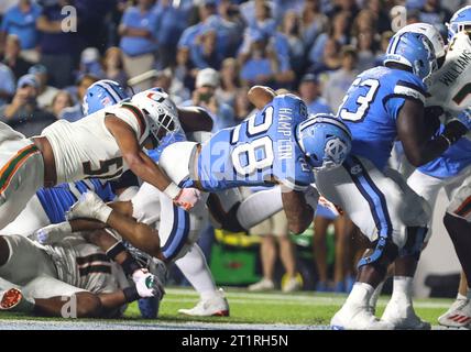 14 octobre 2023 : deuxième année de Caroline du Nord, Omarion Hampton (28) marque un touchdown. Match de football NCAA entre l'Université de Miami et l'Université de Caroline du Nord, au Kenan Memorial Stadium, Chapel Hill, Caroline du Nord. David Beach/CSM crédit : CAL Sport Media/Alamy Live News Banque D'Images