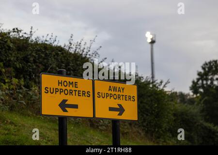 Panneau de séparation dirigeant les fans de football à domicile et à l'extérieur au stade de football Lamex, stade du Stevenage football Club Banque D'Images