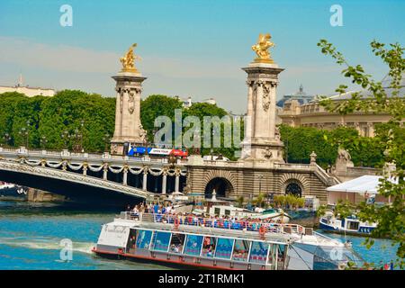 Charmant pont Alexandre III à Paris France avec des sculptures en or offre une vue imprenable et des cadres romantiques, des bateaux de rivière sous un ciel bleu d'été Banque D'Images