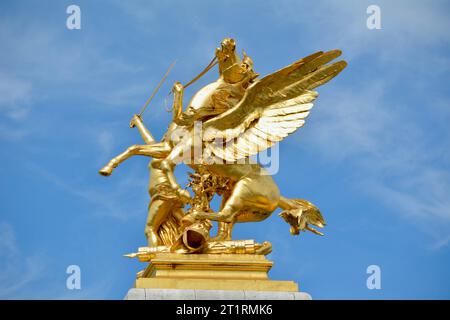 Une statue dorée ornée d'un cheval qui se lance avec un soldat tenant une épée. Un monument sur le pont Alexandre III historique à Paris France Banque D'Images