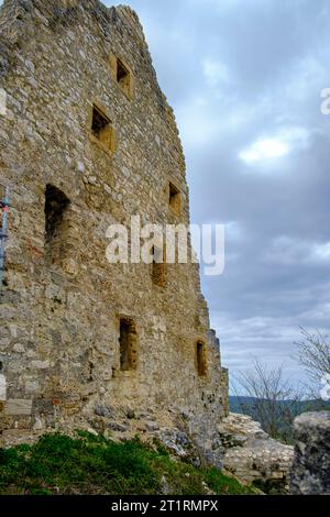 Ruines du château médiéval de Hohenurach, Bad Urach, Alb souabe, Bade-Wurtemberg, Allemagne. Banque D'Images