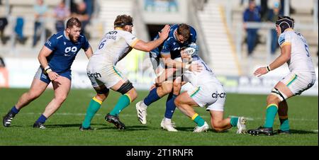 Salford, Lancashire, Royaume-Uni. 15 octobre 2023 ; AJ Bell Stadium, Salford, Lancashire, Angleterre; Gallagher Premiership Rugby, sale Sharks versus Northampton ; Jonny Hill of sale Sharks est attaqué par Alex Waller et Angus Scott-Young de Northampton Saints Credit : action plus Sports Images/Alamy Live News Banque D'Images