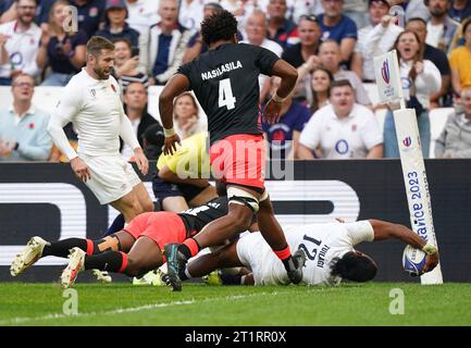 L'Anglais Manu Tuilagi marque le premier essai de son équipe lors du match de quart de finale de la coupe du monde de Rugby 2023 au Stade Vélodrome de Marseille, en France. Date de la photo : dimanche 15 octobre 2023. Banque D'Images