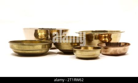 gros plan de vieilles assiettes de bol en or antique utilisées dans une cuisine de luxe isolée dans un fond blanc Banque D'Images