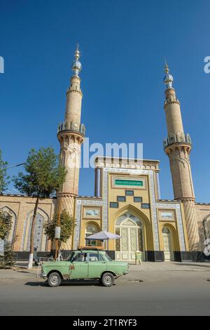 Namangan, Ouzbékistan - 15 octobre 2023 : vues de la mosquée Shayx Eshon Jome à Namangan, Ouzbékistan. Banque D'Images