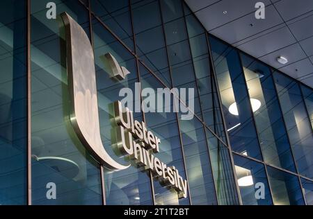 Belfast, Royaume-Uni, 29 septembre 2023. Le logo de l'Université d'Ulster sur le nouveau campus de Belfast. Banque D'Images