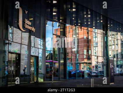 Belfast, Royaume-Uni, 29 septembre 2023. Vue sur la rue de l'entrée du nouveau campus de Belfast de l'Université d'Ulster. Banque D'Images