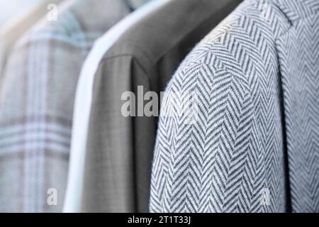 Racks avec différents costumes pour hommes dans une boutique de vêtements pour hommes. Banque D'Images