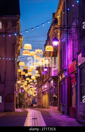 Rue Chatelaine dans la vieille ville de Laon dans la soirée, France Banque D'Images