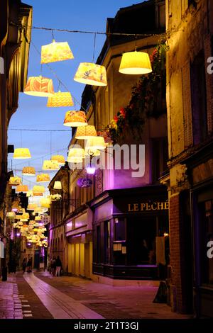 Rue Chatelaine dans la vieille ville de Laon dans la soirée, France Banque D'Images