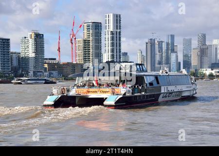 Le bateau Uber Boat by Thames Clipper River bus, Tornado Clipper, quitte l'embarcadère Royal Wharf avec un service en direction de l'ouest à destination de Londres. Banque D'Images