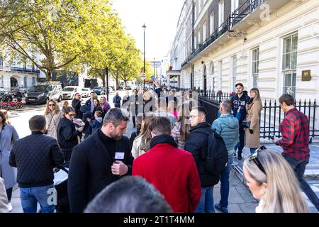 15 octobre 2023 - les Polonais attendent dans la file d'attente pour voter sur l'élection polonaise 2023 devant l'ambassade de Pologne à Portland place, Londres, Angleterre Banque D'Images