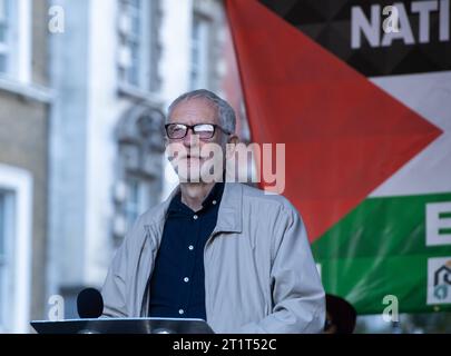 Londres, Royaume-Uni. 14 octobre 2023. Jeremy Corbyn, député, s'adresse à un rassemblement pro-palestinien à Whitehall. Malgré la ministre de l'intérieur, Suella Braverman, suggérant que agiter des drapeaux palestiniens et utiliser des slogans populaires pro-palestiniens pourrait être illégal en vertu de la loi sur l'ordre public. Photographié par crédit : Michael Tubi/Alamy Live News Banque D'Images