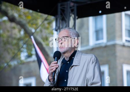 Londres, Royaume-Uni. 14 octobre 2023. Jeremy Corbyn, député, s'adresse à un rassemblement pro-palestinien à Whitehall. Malgré la ministre de l'intérieur, Suella Braverman, suggérant que agiter des drapeaux palestiniens et utiliser des slogans populaires pro-palestiniens pourrait être illégal en vertu de la loi sur l'ordre public. Photographié par Michael Tubi/Alamy Live News. Banque D'Images