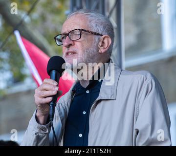 Londres, Royaume-Uni. 14 octobre 2023. Jeremy Corbyn, député, s'adresse à un rassemblement pro-palestinien à Whitehall. Malgré la ministre de l'intérieur, Suella Braverman, suggérant que agiter des drapeaux palestiniens et utiliser des slogans populaires pro-palestiniens pourrait être illégal en vertu de la loi sur l'ordre public. Photographié par crédit : Michael Tubi/Alamy Live News Banque D'Images