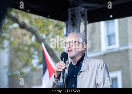 Londres, Royaume-Uni. 14 octobre 2023. Jeremy Corbyn, député, s'adresse à un rassemblement pro-palestinien à Whitehall. Malgré la ministre de l'intérieur, Suella Braverman, suggérant que agiter des drapeaux palestiniens et utiliser des slogans populaires pro-palestiniens pourrait être illégal en vertu de la loi sur l'ordre public. Photographié par crédit : Michael Tubi/Alamy Live News Banque D'Images