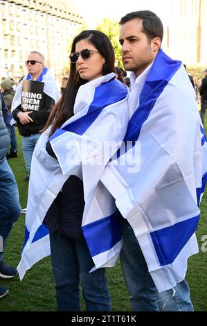 Parliament Square, Londres, Royaume-Uni. 15 octobre 2023. Des centaines de démonstores de la communauté israélienne organisent un rassemblement de solidarité à Londres et appellent au retour en toute sécurité de ceux qui ont été pris en otage par le Hamas. Crédit : Voir Li/Picture Capital/Alamy Live News Banque D'Images