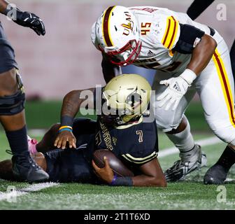 14 octobre 2023 : Adin Huntington (45), joueur de ligne défensif de Louisiane Monroe Sacks Texas State quarterback TJ Finley (7) lors d'un match de football universitaire de la NCAA entre les Bobcats de Texas State et les Warhawks de Louisiane-Monroe le 14 octobre 2023, à San Marcos, Texas. (Image de crédit : © Scott Coleman/ZUMA Press Wire) USAGE ÉDITORIAL SEULEMENT! Non destiné à UN USAGE commercial ! Banque D'Images