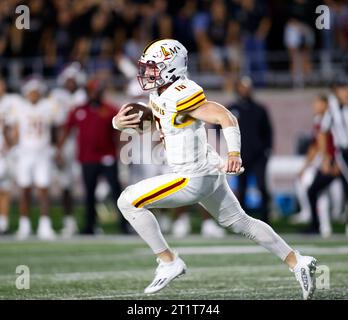 14 octobre 2023 : le quarterback Jiya Wright (18 ans) de Louisiane Monroe porte le ballon pour une première partie lors d'un match de football universitaire de la NCAA entre les Texas State Bobcats et les Louisiana-Monroe Warhawks le 14 octobre 2023, à San Marcos, Texas. (Image de crédit : © Scott Coleman/ZUMA Press Wire) USAGE ÉDITORIAL SEULEMENT! Non destiné à UN USAGE commercial ! Banque D'Images