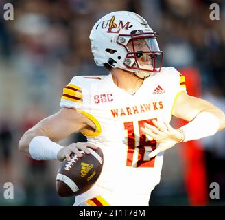 14 octobre 2023 : Jiya Wright (18), quarterback de Louisiane Monroe, semble passer lors d'un match de football universitaire de la NCAA entre les Bobcats de l'État du Texas et les Warhawks de Louisiane-Monroe le 14 octobre 2023, à San Marcos, Texas. (Image de crédit : © Scott Coleman/ZUMA Press Wire) USAGE ÉDITORIAL SEULEMENT! Non destiné à UN USAGE commercial ! Banque D'Images