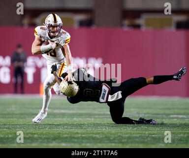 14 octobre 2023 : le quarterback Jiya Wright (18 ans) de Louisiane Monroe pousse le cornerback Kaleb Ford-Dement (2 ans) d'un bras raide lors d'un match de football universitaire de la NCAA entre les Texas State Bobcats et les Louisiana-Monroe Warhawks le 14 octobre 2023 à San Marcos, Texas. (Image de crédit : © Scott Coleman/ZUMA Press Wire) USAGE ÉDITORIAL SEULEMENT! Non destiné à UN USAGE commercial ! Banque D'Images