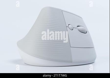 Souris d'ordinateur ergonomique sans fil isolé sur fond de studio Banque D'Images