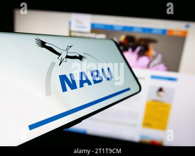 Smartphone avec le logo de l'association Naturschutzbund Deutschland eV (NABU) en face du site Web. Concentrez-vous sur le centre gauche de l'écran du téléphone. Banque D'Images