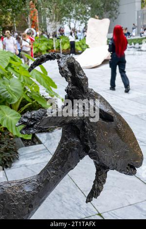 Le Abby Aldrich Rockefeller Sculpture Garden est une destination populaire au Museum of Modern Art de New York, 2023, États-Unis Banque D'Images