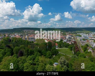 Bad Mergentheim et les environs pris d'en haut par drone en été Banque D'Images