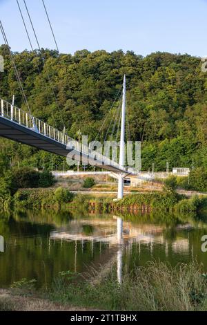 Pont suspendu métallique pour piétons avec câbles en acier sur la rivière Neckar près de Hassmersheim avec reflets Banque D'Images
