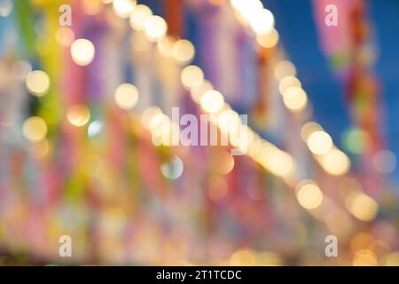 Fond abstrait avec bokeh de lumières de lanterne la nuit. Fête populaire des lanternes pendant Loy Krathong dans le nord de la Thaïlande. Banque D'Images