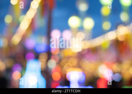 Fond abstrait avec bokeh de lumières de lanterne la nuit. Fête populaire des lanternes pendant Loy Krathong dans le nord de la Thaïlande. Banque D'Images