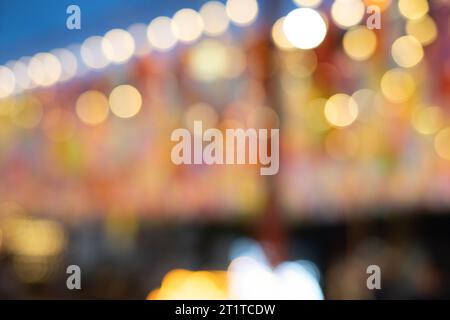 Fond abstrait avec bokeh de lumières de lanterne la nuit. Fête populaire des lanternes pendant Loy Krathong dans le nord de la Thaïlande. Banque D'Images