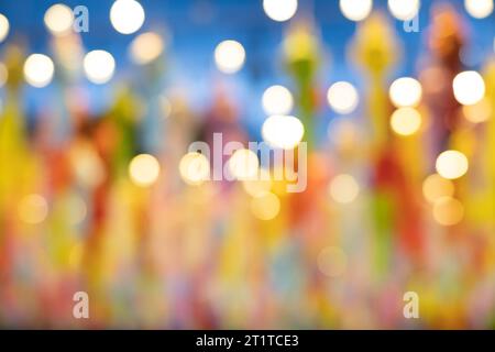 Fond abstrait avec bokeh de lumières de lanterne la nuit. Fête populaire des lanternes pendant Loy Krathong dans le nord de la Thaïlande. Banque D'Images