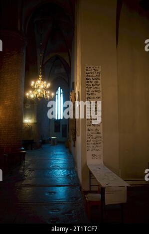 Flensburg, Schleswig-Holstein Unterschriftenaktion in der St. Nikolai Kirche, Flensburg. An der Wand eine Zeichenpapierrolle diese führt hinunter zu einen Tisch. Darauf texte : ICH verurteile den Angriff auf Israel auf das Schärfste. ICH bin entsetzt über die unfassbaren Gräueltaten. Mein Mitgefühl gilt allen jüdischen Opfern und deren Familien wie auch den zivilen Opfern und deren Familien im Gazastreifen. ICH versprèche, auf Vertrauen, Freundschaft und Gespräche zu setzen. Aufnahme vom 15.10.2023, Flensburg, *** Flensburg, Schleswig Holstein campagne de signature dans l'église St Nikolai, Flensburg O Banque D'Images