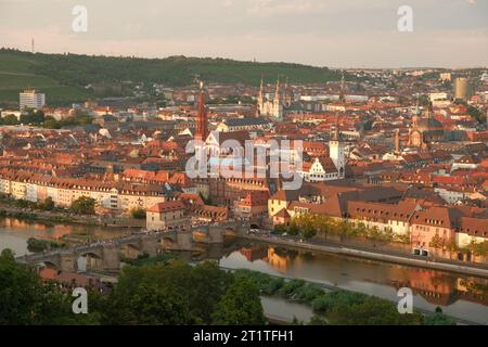 Vue depuis la forteresse de Marienberg avec coucher de soleil sur le main et les rues de Würzburg en Allemagne. Banque D'Images