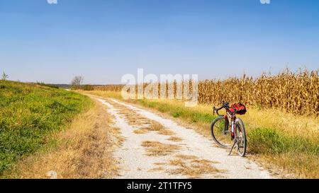 Vélo de randonnée de gravier sur Steamboat Trace Trail converti de l'ancien chemin de fer courant à travers les terres agricoles et le champ de maïs près du Pérou, Nebraska Banque D'Images