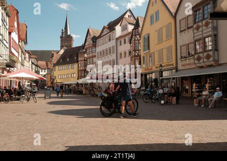 Le centre-ville de la ville Wertheim avec les touristes et les habitants à l'heure d'été. Banque D'Images