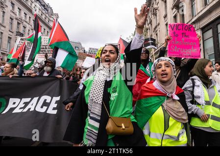 Protestation pour la Palestine après l'escalade de l'action militaire dans le conflit de la bande de Gaza entre Israël et le Hamas. Des femmes en colère protestent Banque D'Images