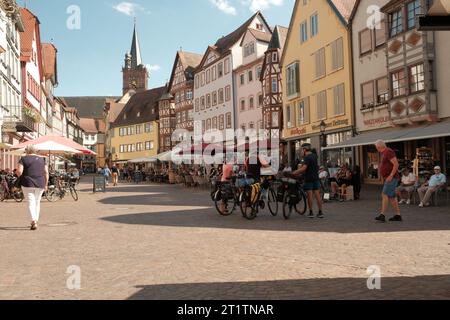 Le centre-ville de la ville Wertheim avec les touristes et les habitants à l'heure d'été. Banque D'Images