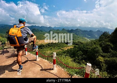 Vue sur les montagnes jumelles et le plateau karstique calcaire de Quan Ba Heaven Gate, Tam son, Ha Giang, Vietnam Banque D'Images