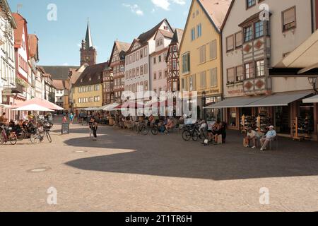 Le centre-ville de la ville Wertheim avec les touristes et les habitants à l'heure d'été. Banque D'Images