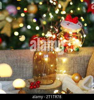 Fond de Noël avec Sparkler dans un pot en verre Banque D'Images