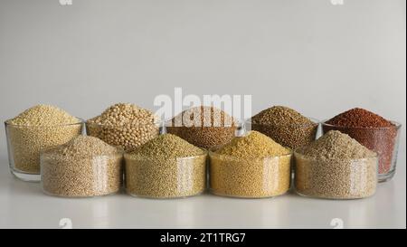 Une seule image montrant les neuf millets. Millets remplis dans des bols à bord disposés en 2 rangées. Ils sont Jowar, Bajra, Ragi, Jhangora, Barri, Kan Banque D'Images