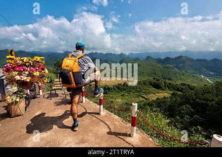 Vue sur les montagnes jumelles et le plateau karstique calcaire de Quan Ba Heaven Gate, Tam son, Ha Giang, Vietnam Banque D'Images