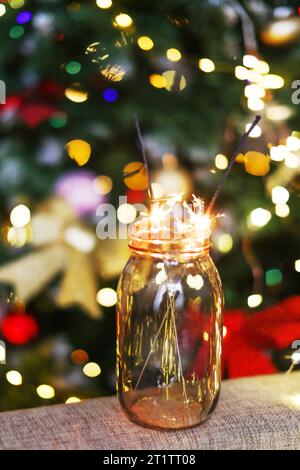 Fond de Noël avec Sparkler dans un pot en verre Banque D'Images