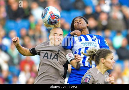 Brighton UK 15 octobre 2023 - Molly Bartrip de Tottenham (à gauche) combat pour le ballon dans les airs avec Madison Haley de Brighton lors du match de football féminin Barclays Super League entre Brighton & Hove Albion et Tottenham Hotspur à l'American Express Stadium (usage éditorial seulement) : crédit Simon Dack /TPI/ Alamy Live News Banque D'Images