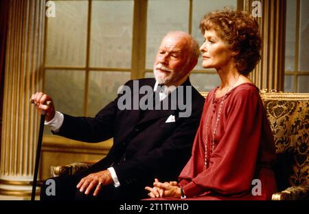 William Fox (King George V), Virginia McKenna (Alexandra St Neots) dans Une AFFAIRE PERSONNELLE de Ian Curteis au Globe Theatre, Londres W1 08/06/1982 design : Peter Rice éclairage : Joe Davis réalisateur : James Roose-Evans Banque D'Images