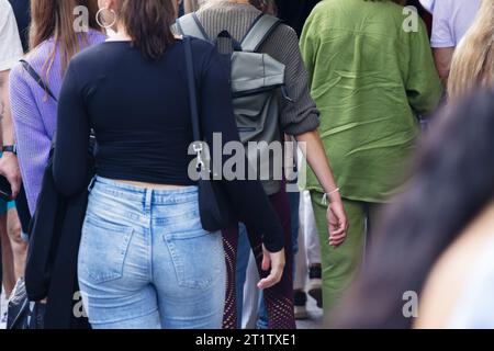 photo d'une vue arrière de femmes marchant au milieu de la foule Banque D'Images